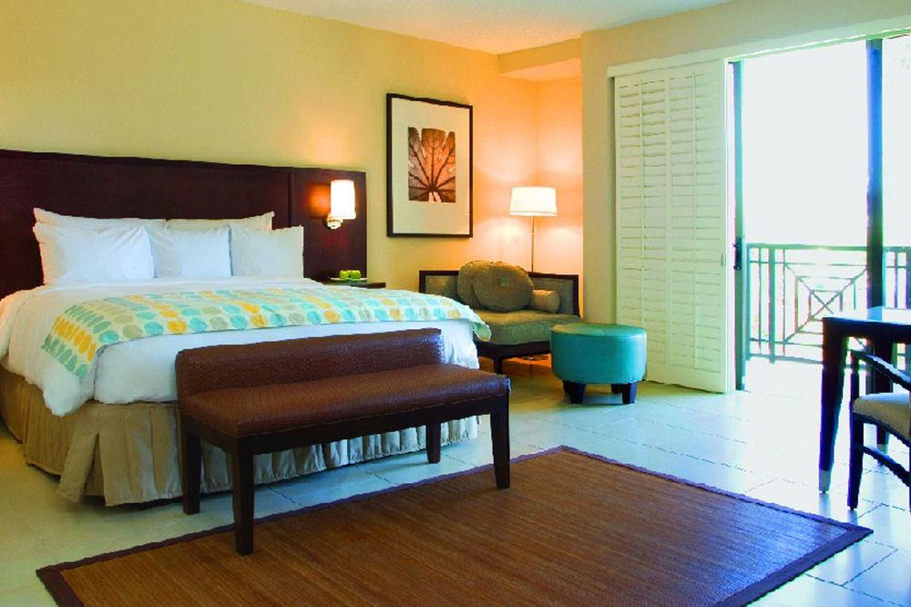 Hotel Pier Sixty-Six Fort Lauderdale Exteriér fotografie A bedroom at the Hilton Los Cabos